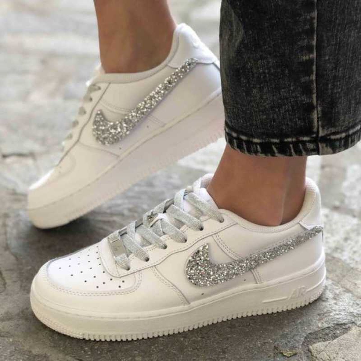 Zapatillas Nike Air Force con el logo decorado con glitter plateado.