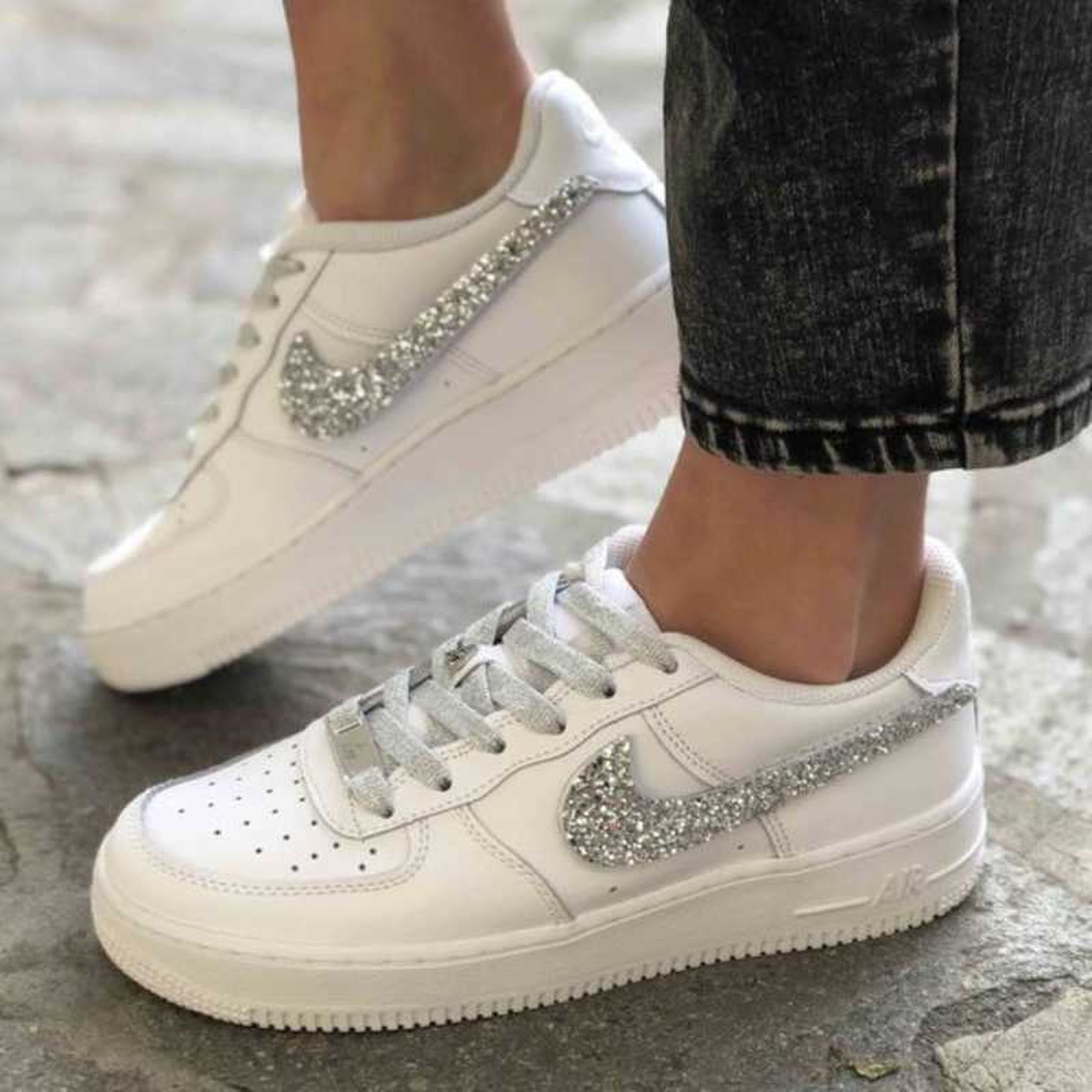 Zapatillas Nike Air Force con el logo decorado con glitter plateado.
