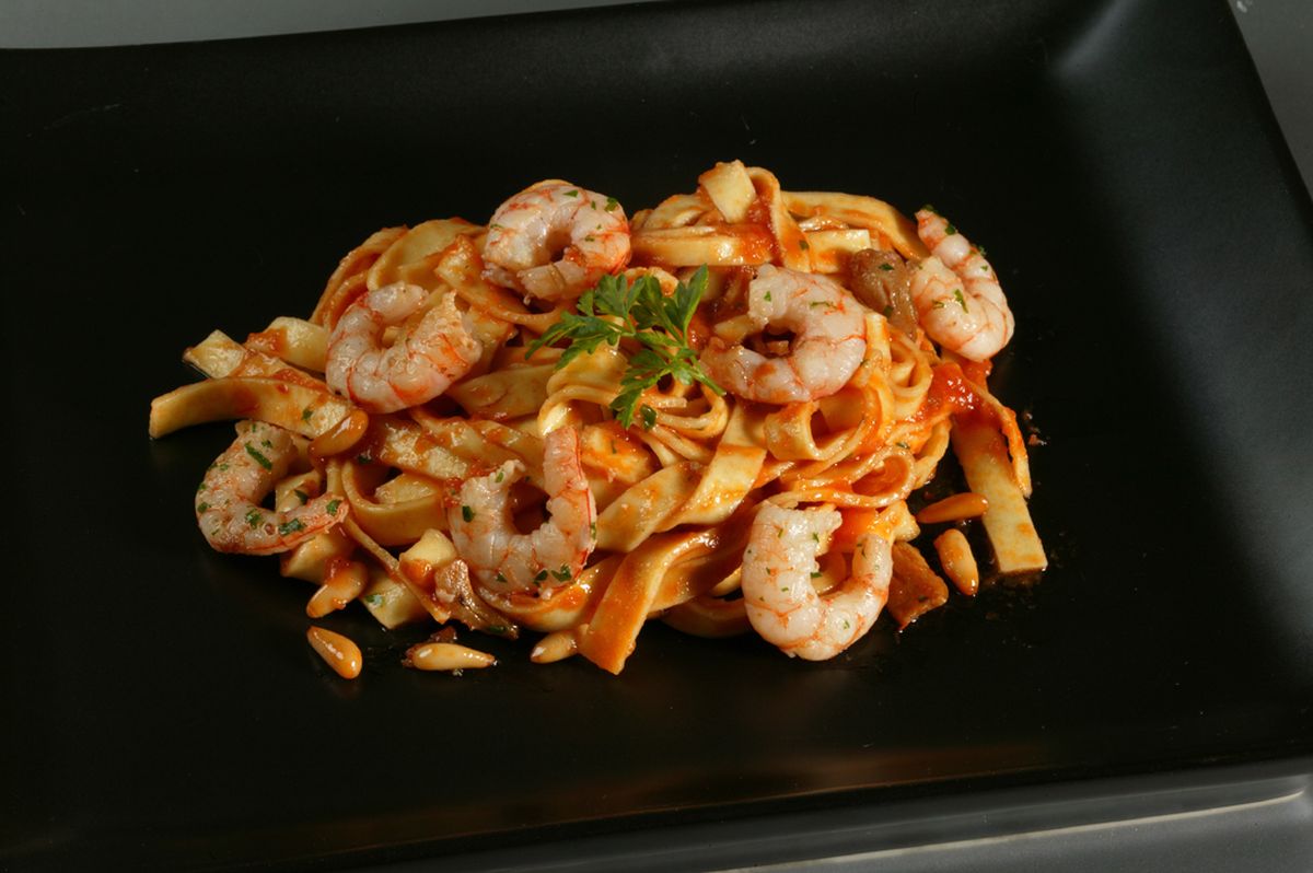 Pasta con gambas y piñones
