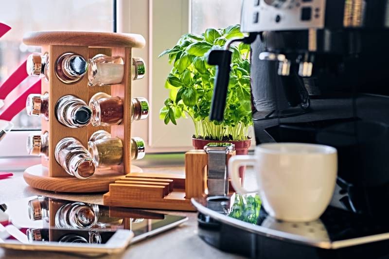 Rincón de café con organizador de condimentos.
