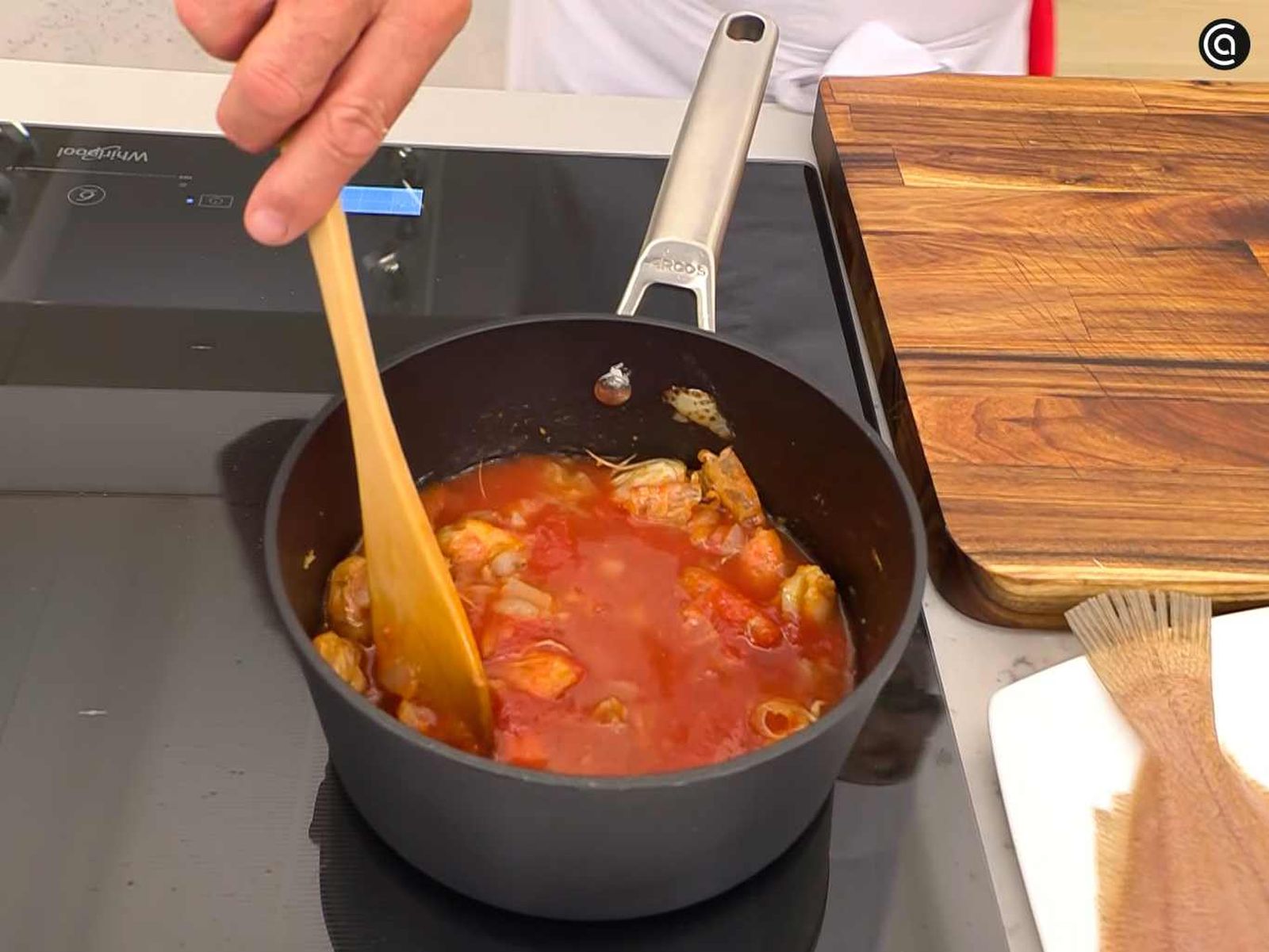 Añade la harina y el tomate