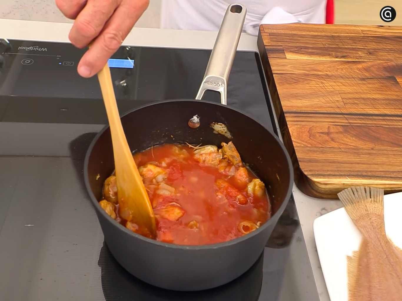 Añade la harina y el tomate