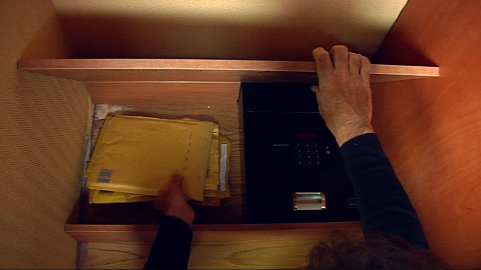 Instalar una caja fuerte en un armario paso 9