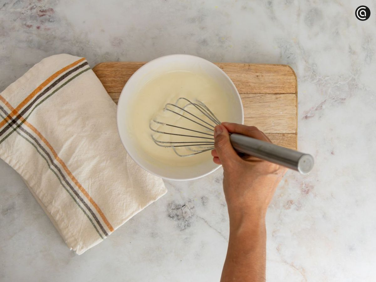 Mezcla la bechamel con una varilla