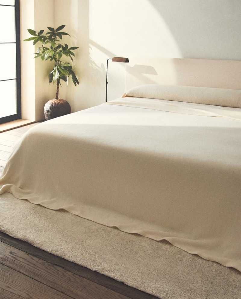 Colcha waffle en blanco roto de Zara Home.