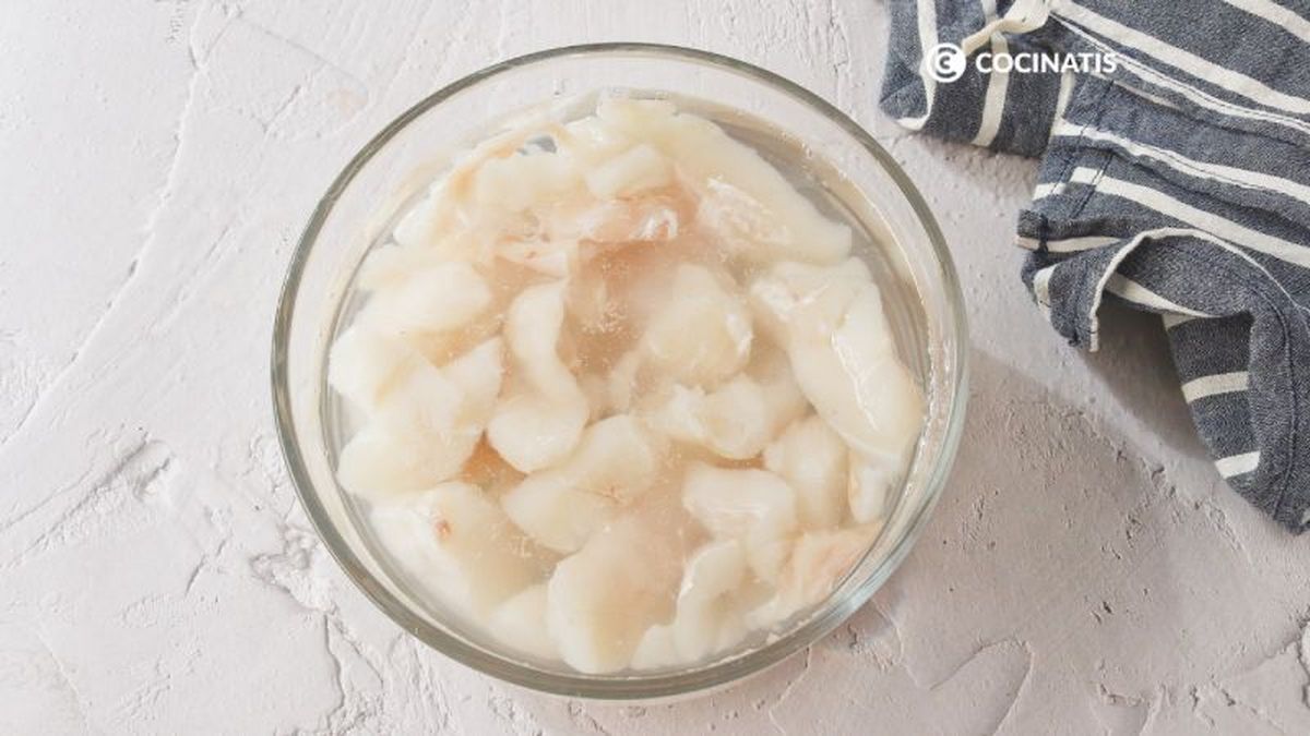 Ponemos a remojo las migas de bacalao