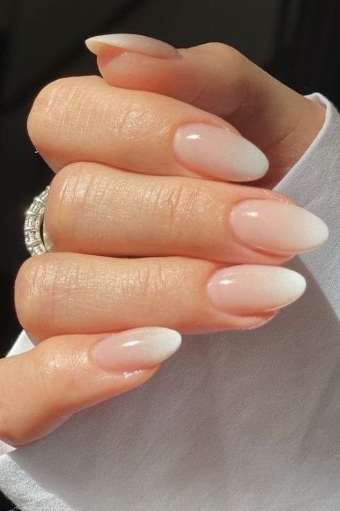 Manicura baby boomer para novia