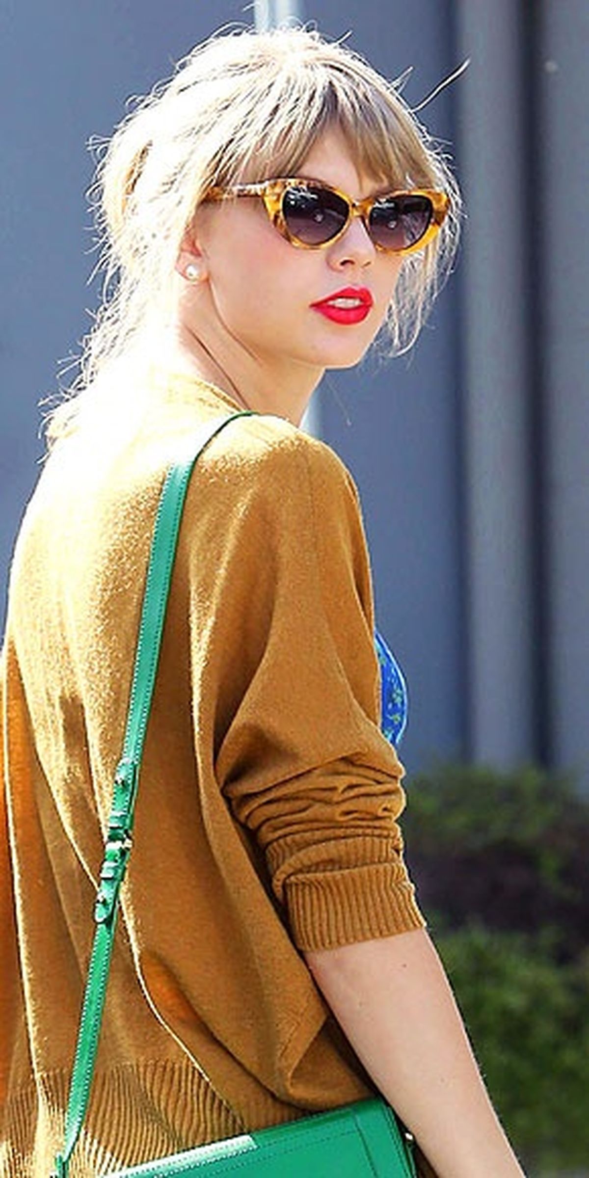 Taylor Swift con gafas de sol estilo retro