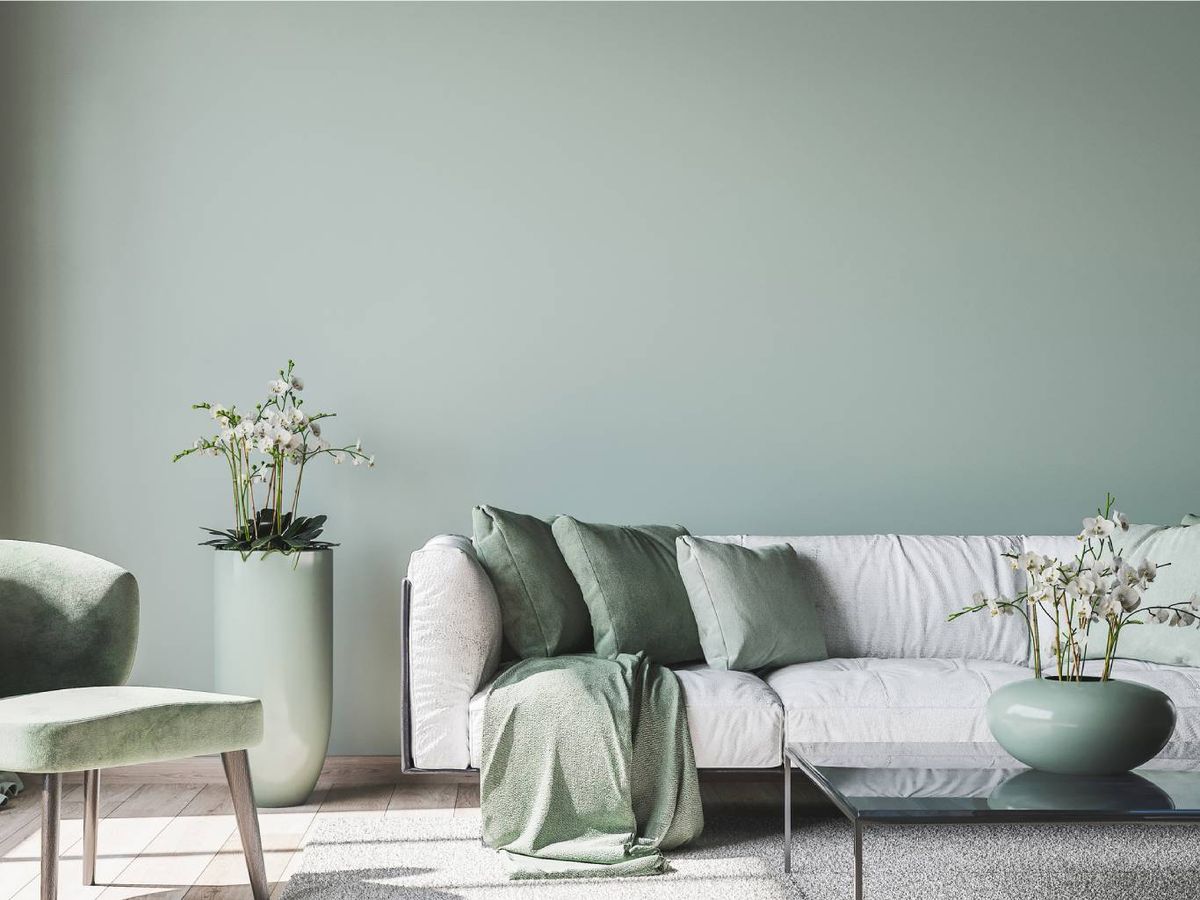 La serenidad del verde menta se refleja en este salón con decoración sencilla y luminosa.