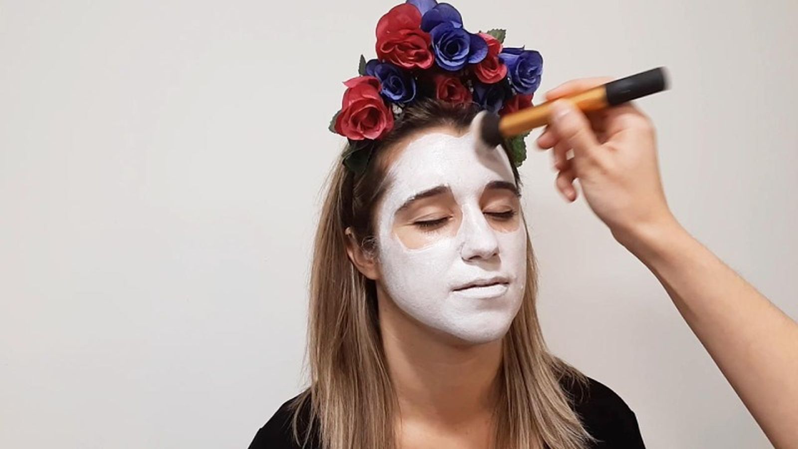 Cómo hacer maquillaje de Catrina o calavera mexicana - paso 1