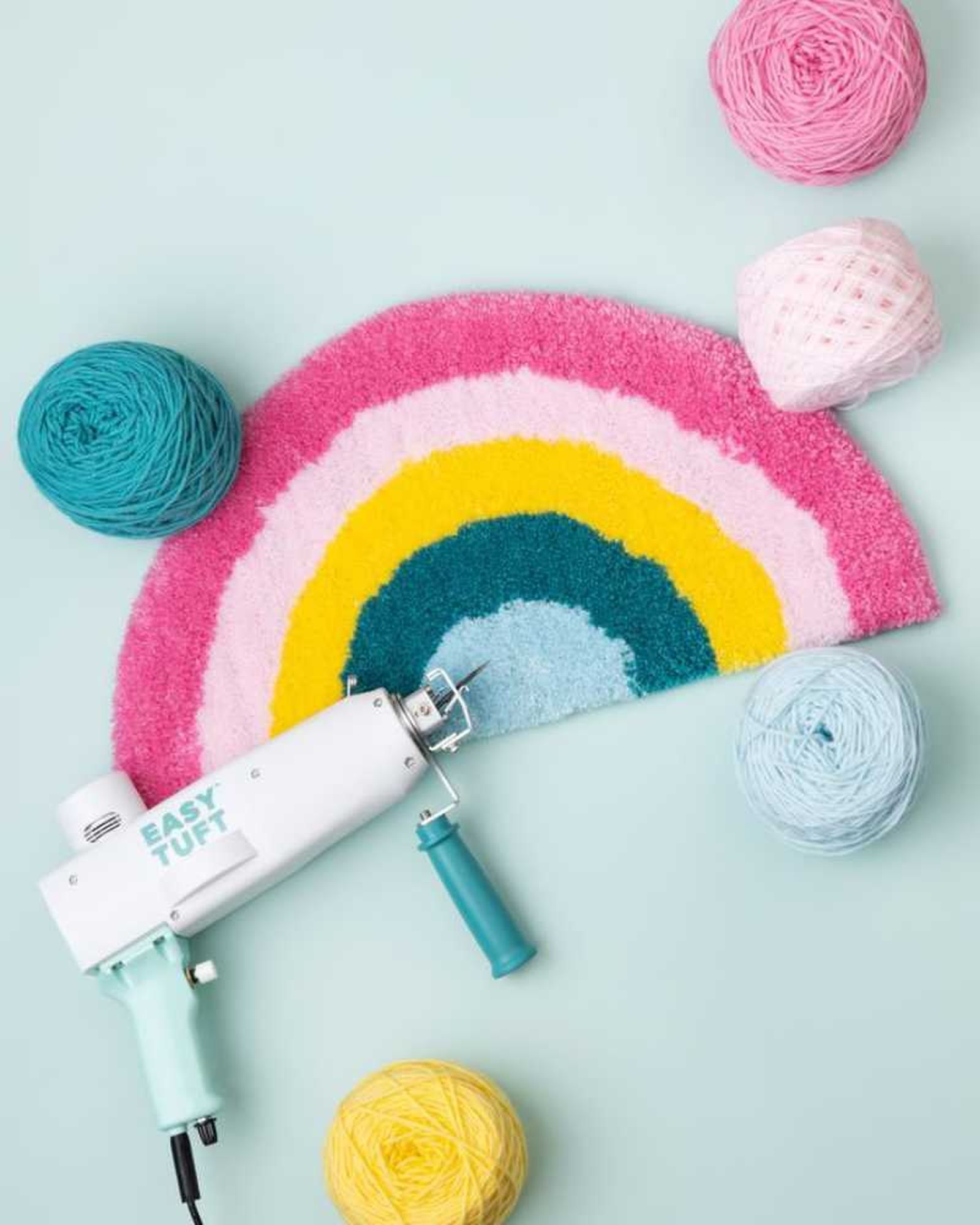 Alfombra artesanal y tufting gun.