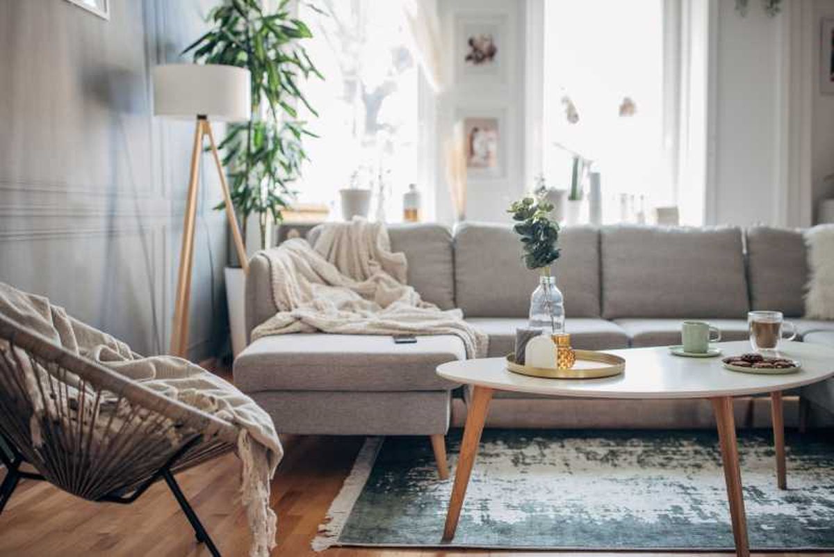 Sala con bandeja decorativa en la mesa.