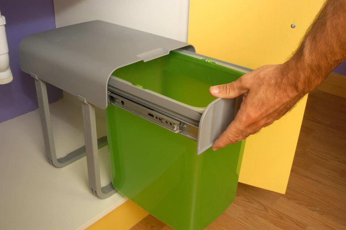 Colocar un cubo de basura en armario de cocina