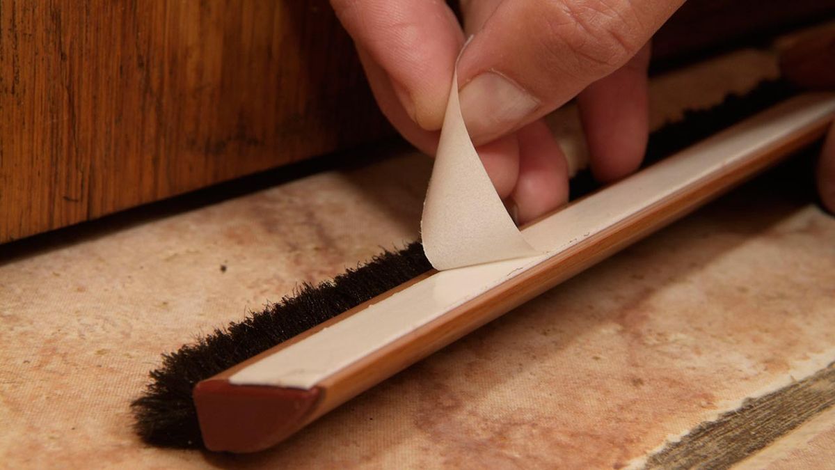 Cómo colocar un burlete en la puerta de entrada 5