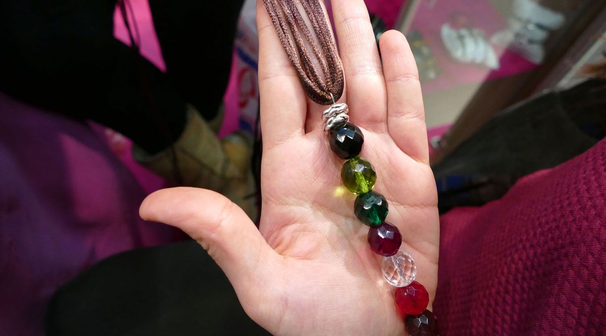 Collar Kumihimo con cuentas de cristal paso 3