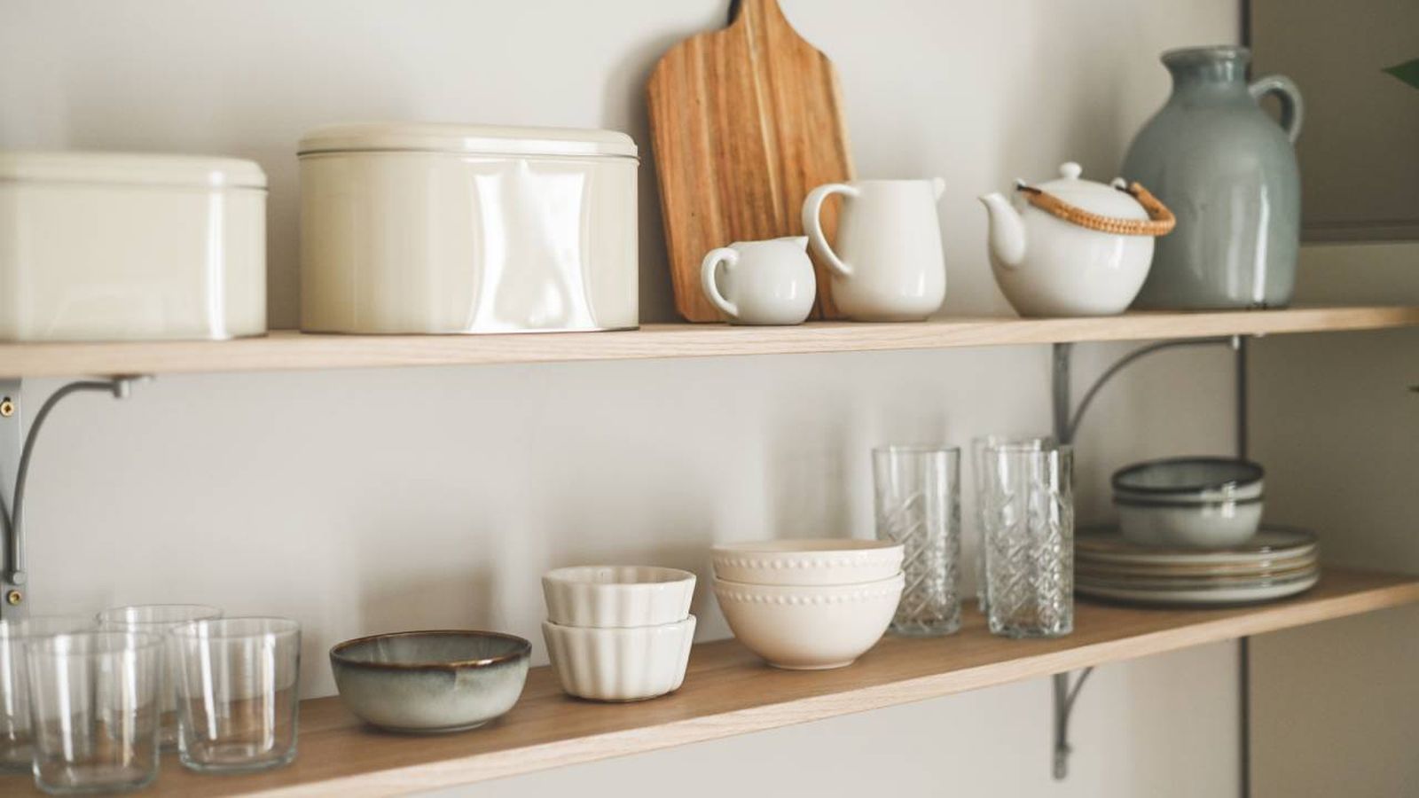 Estantería a la vista en la cocina.