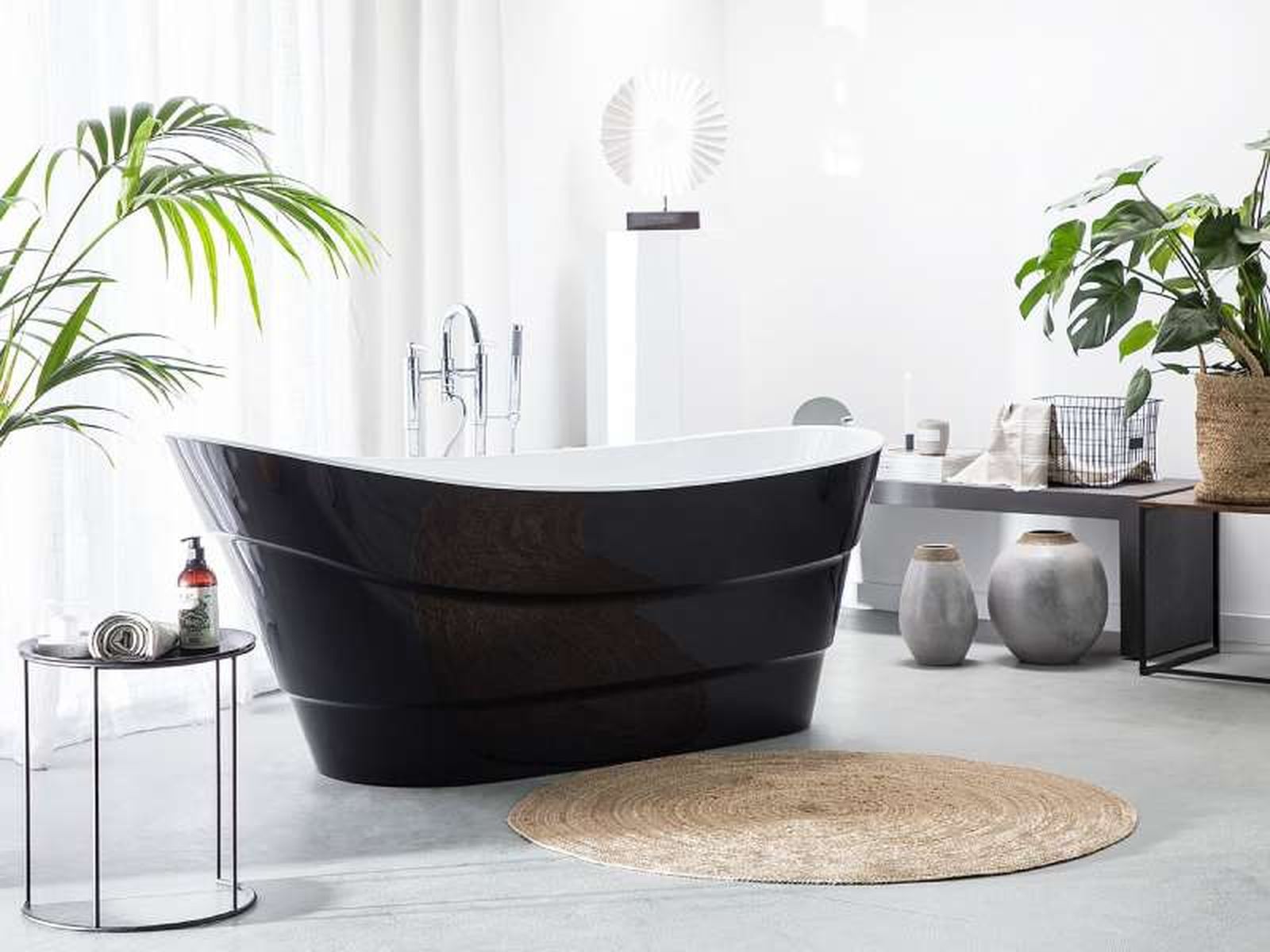 Baño nórdico con bañera exenta.