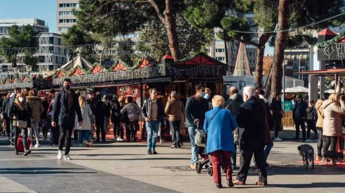 Mercado navideño de la Plaza Juan Goytisolo de Madrid