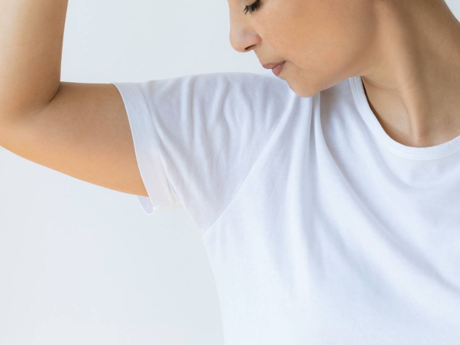 Las manchas amarillas en la zona de la axila son uno de los problemas más habituales en camisetas blancas.