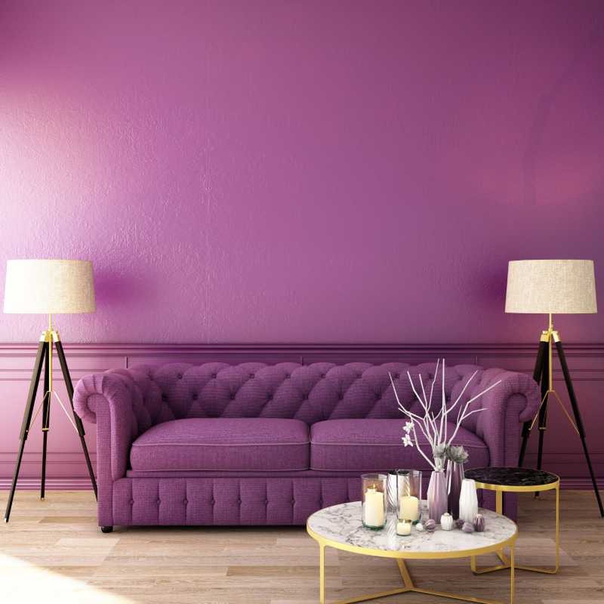 Salón con decoración en rosa arándano.