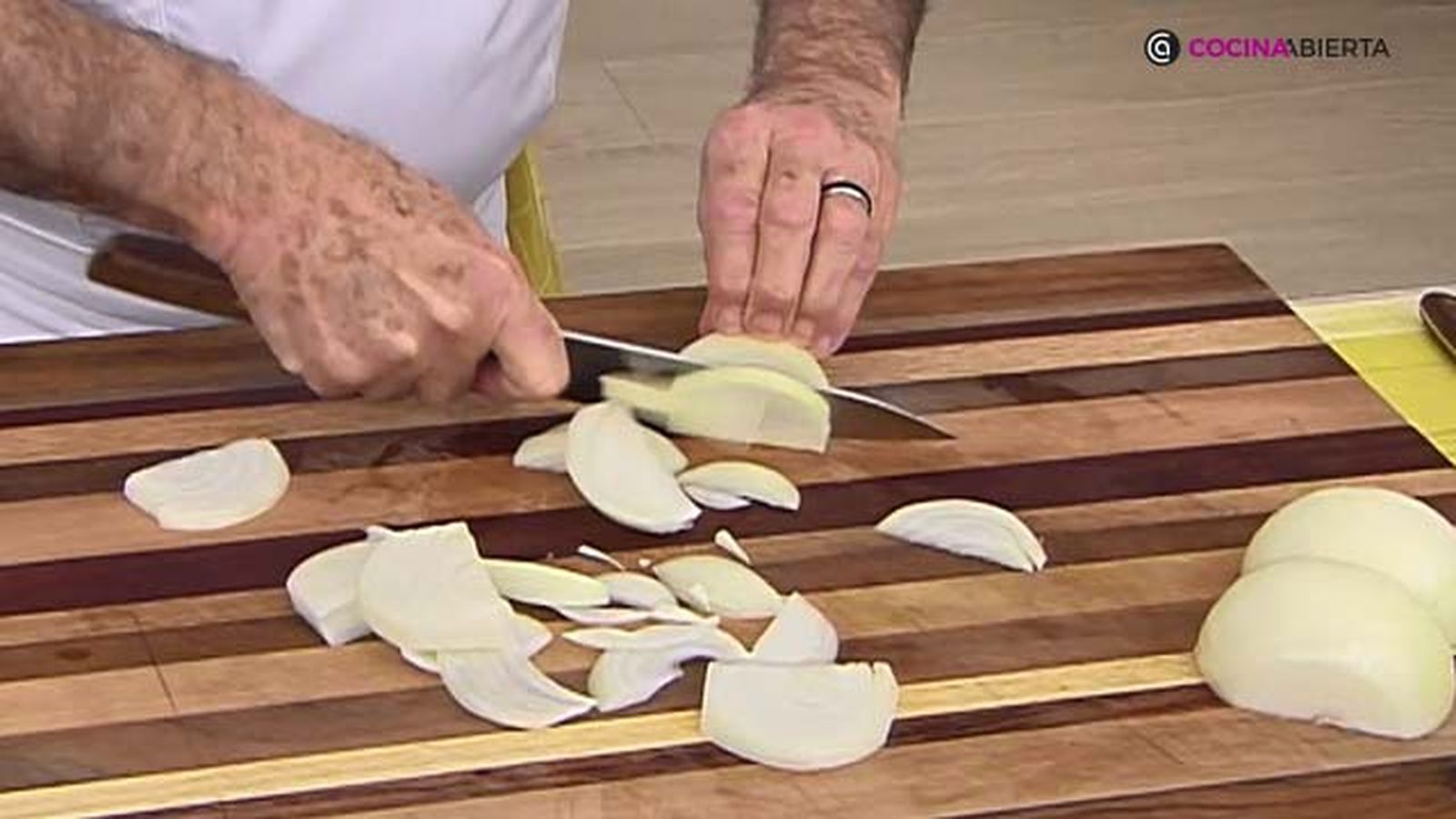 receta quiche salchichas cebolla ka paso 1