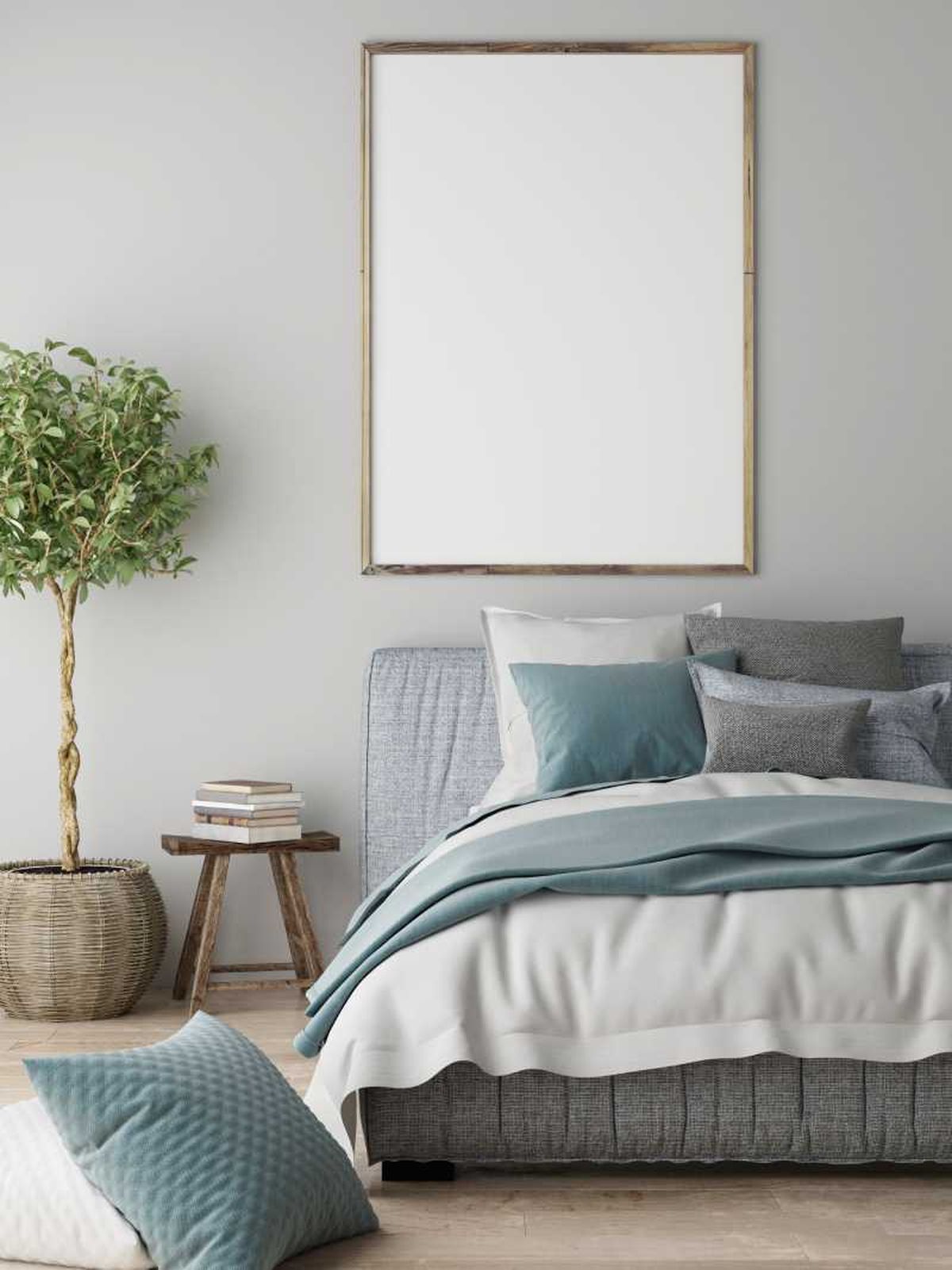 Dormitorio decorado en gris plata con cojines azules y un árbol.