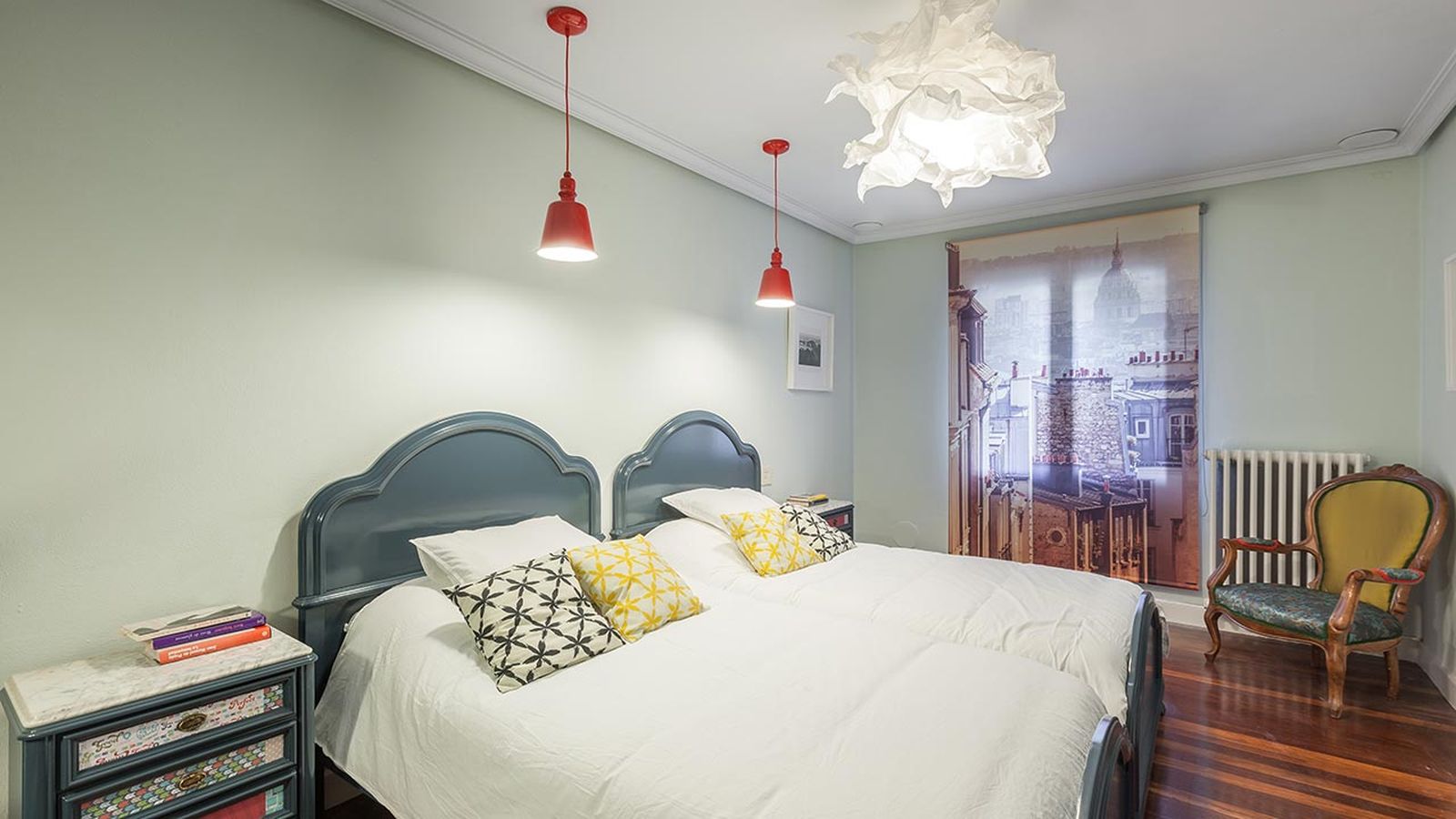 Dormitorio de estilo retro y elegante después 1