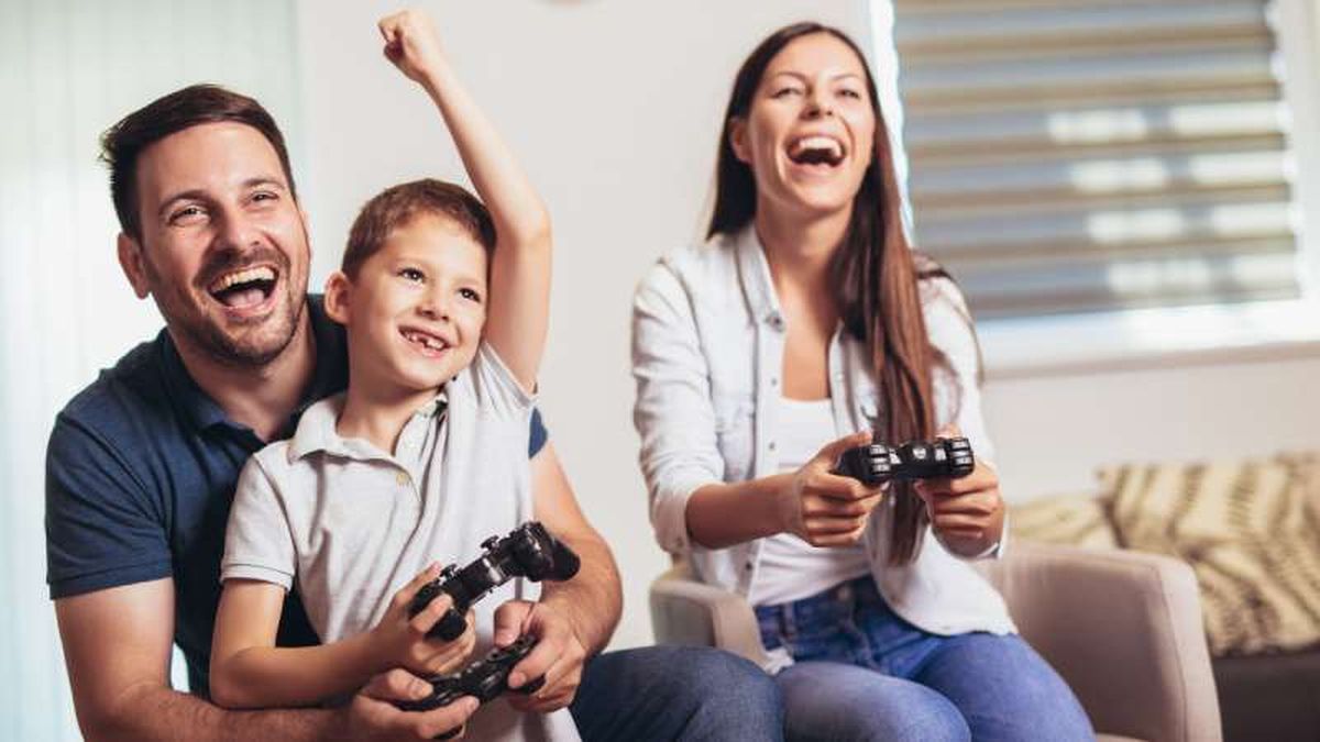 Un mando o un videojuego nuevo son regalos geniales para Navidad