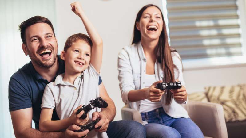 Un mando o un videojuego nuevo son regalos geniales para Navidad
