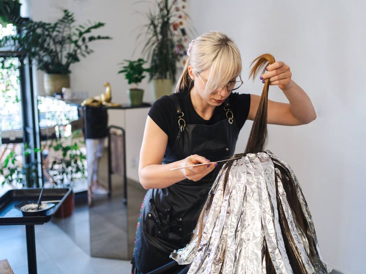Las técnicas profesionales de mechas garantizan un color uniforme y protegido.