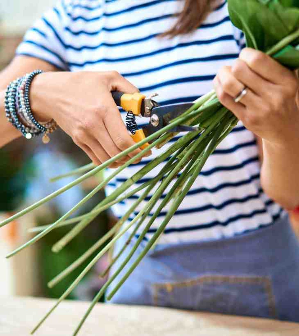 cortar tallo ramos flores alargar su vida