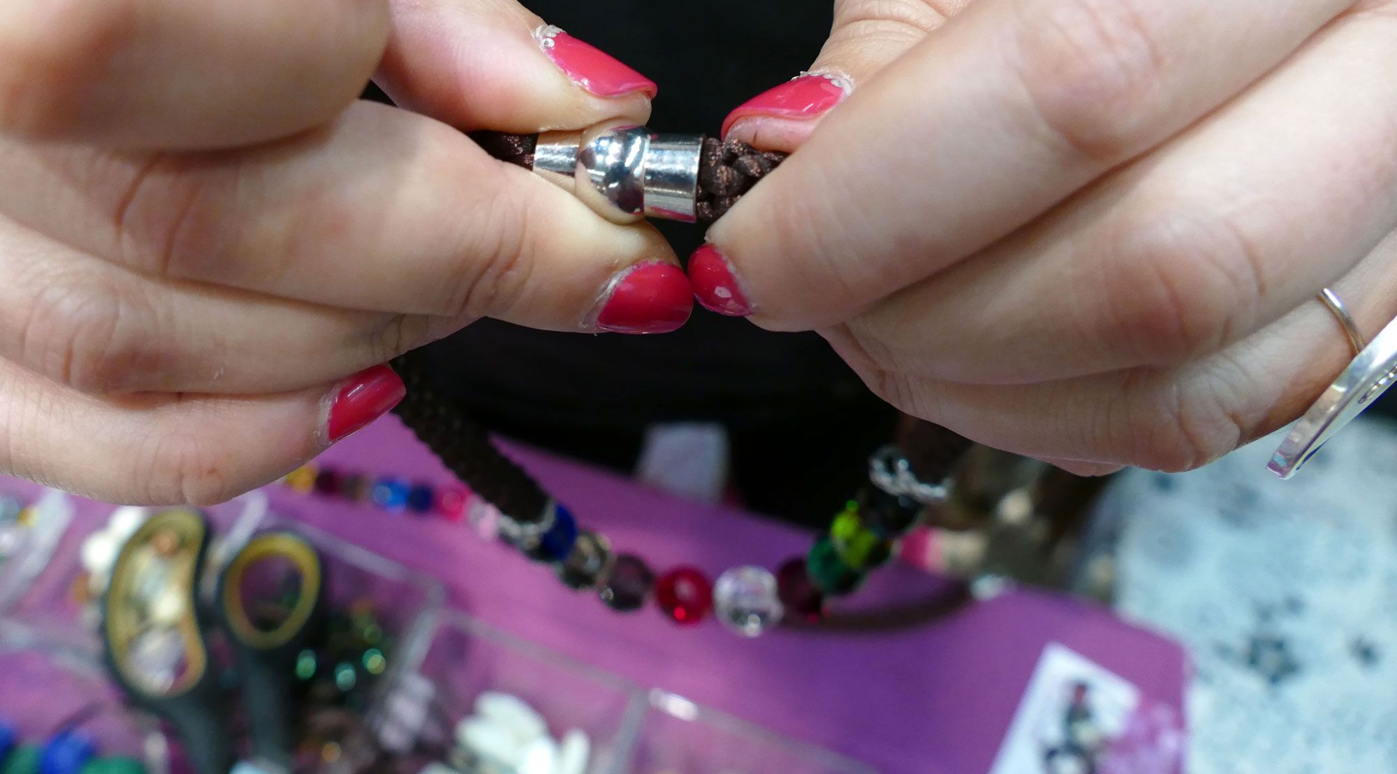 Collar Kumihimo con cuentas de cristal   paso 10