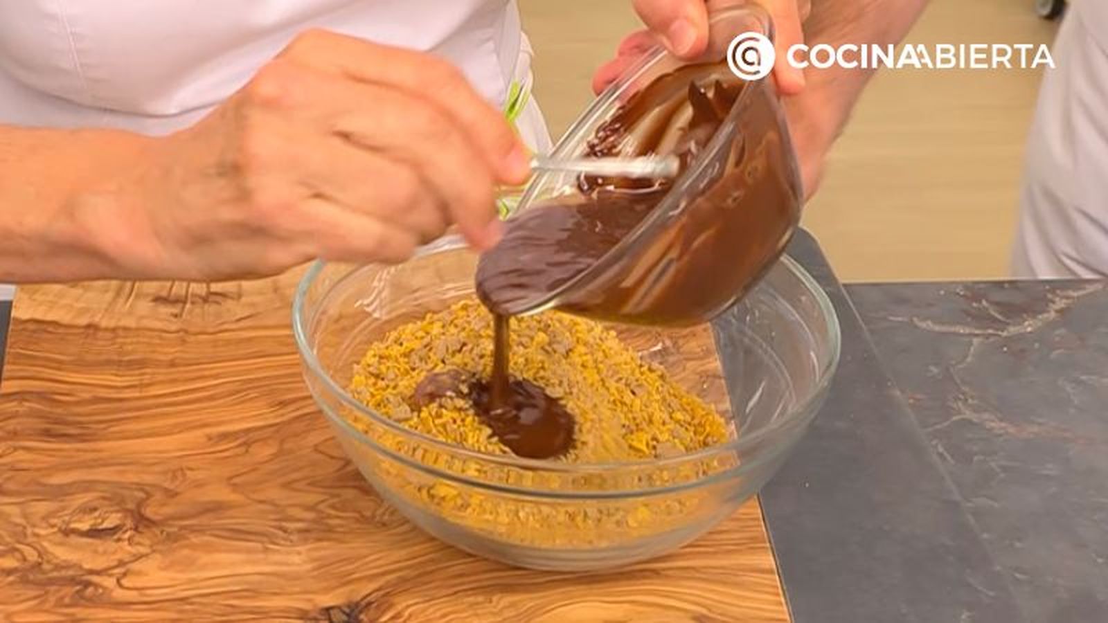 Mezcla el chocolate con las galletas y los copos de maíz triturados