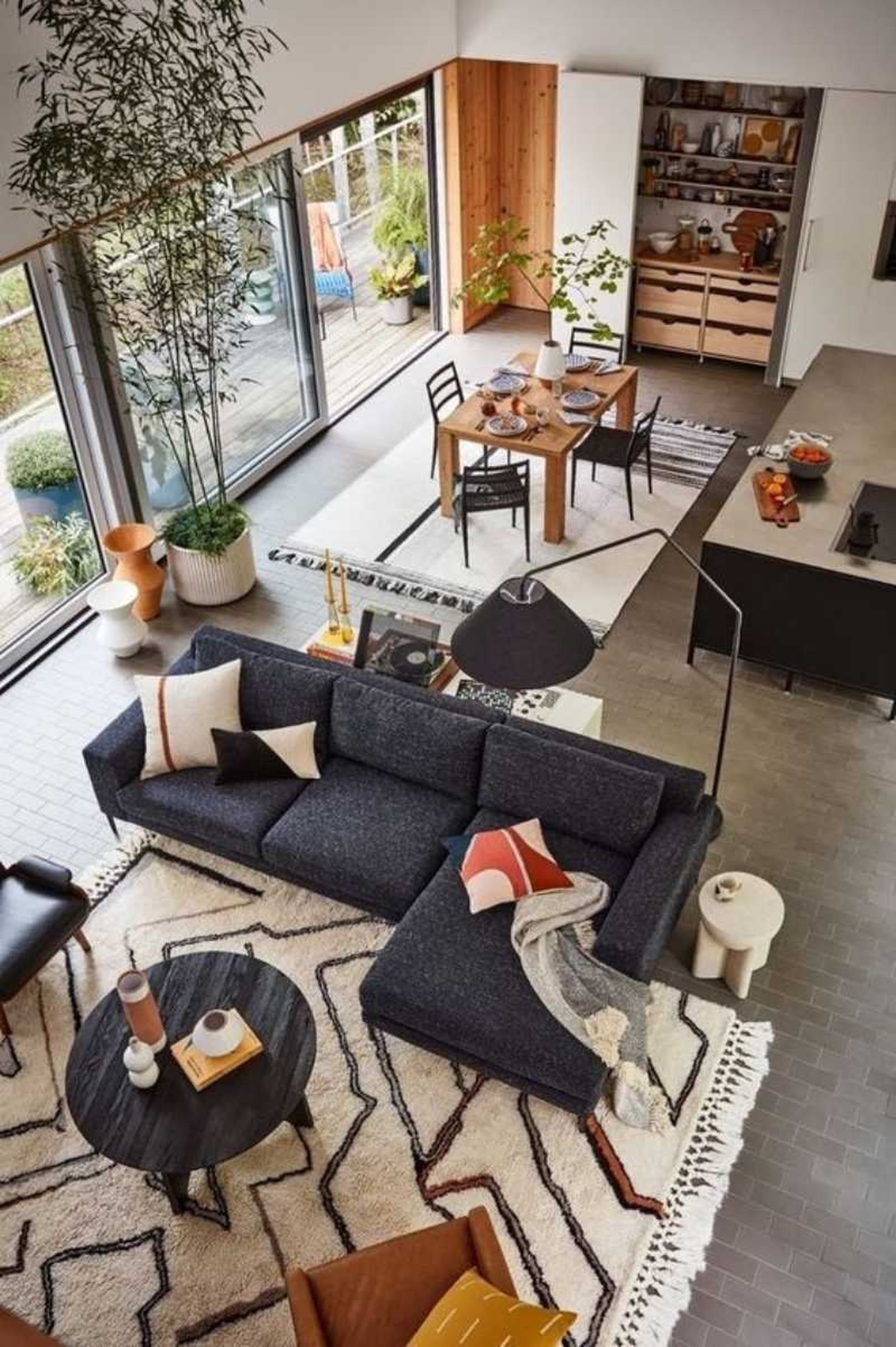 Casa de estilo abierto con decoración moderna y atemporal.