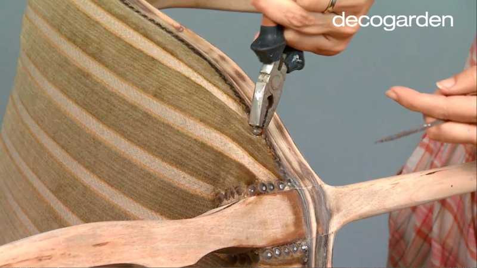 Quitar las tachuelas de la tapicería de una silla con un alicate.