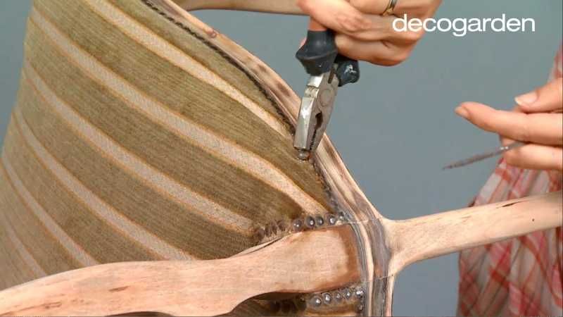Quitar las tachuelas de la tapicería de una silla con un alicate.