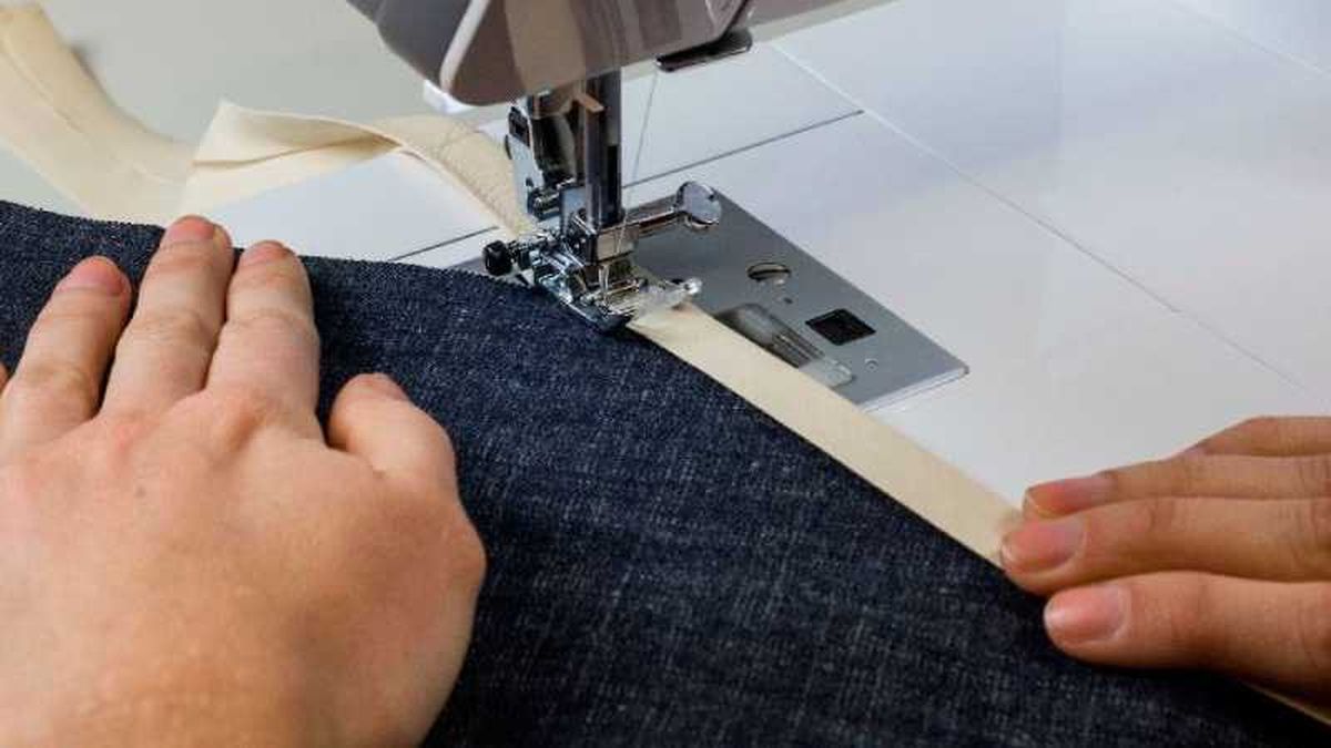 Paso tres para coser un delantal.