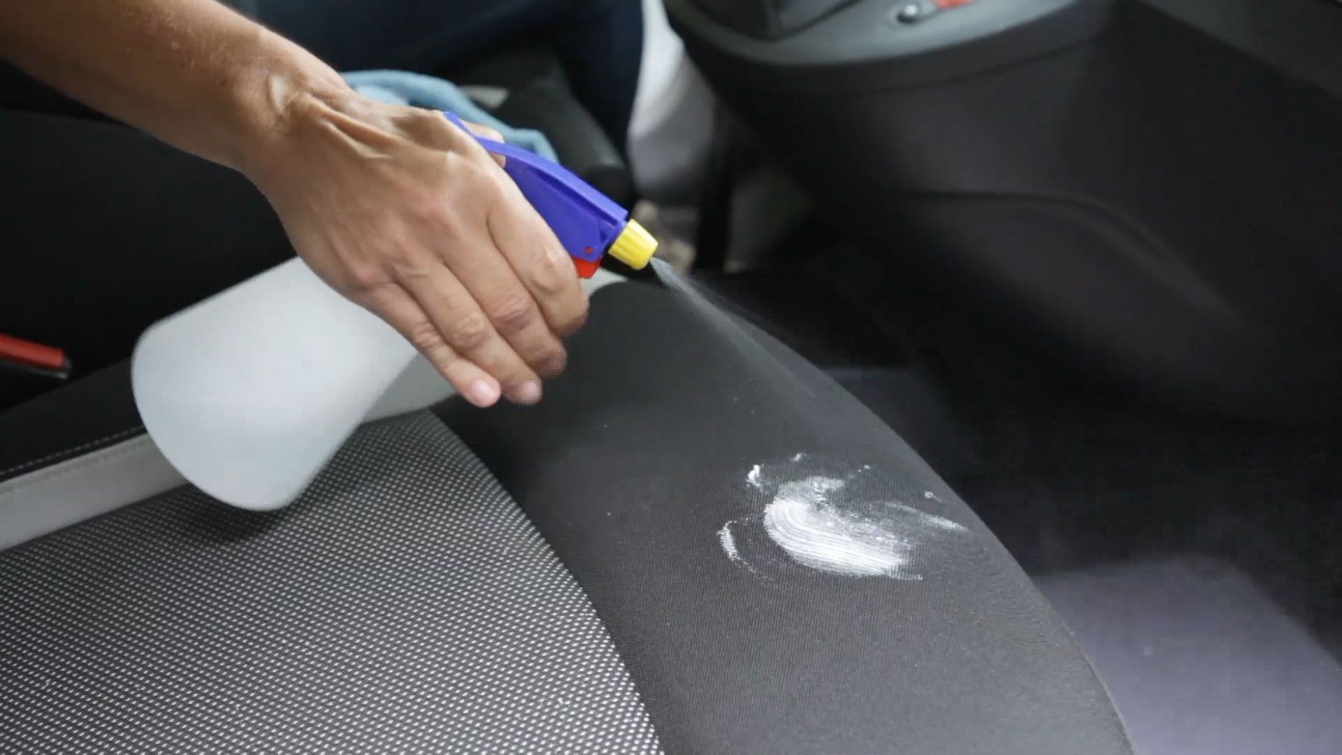 6 como limpiar tapiceria coche volvone light paso 4