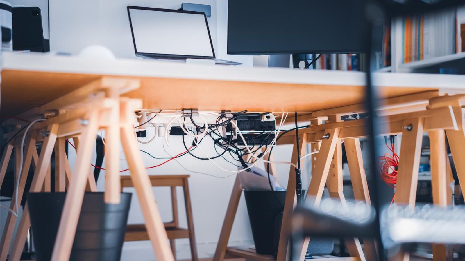 Cables desordenados en un escritorio