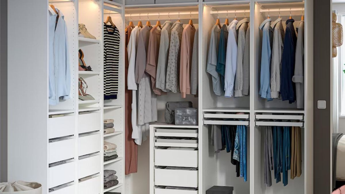 Vestidor de lleno de ropa.