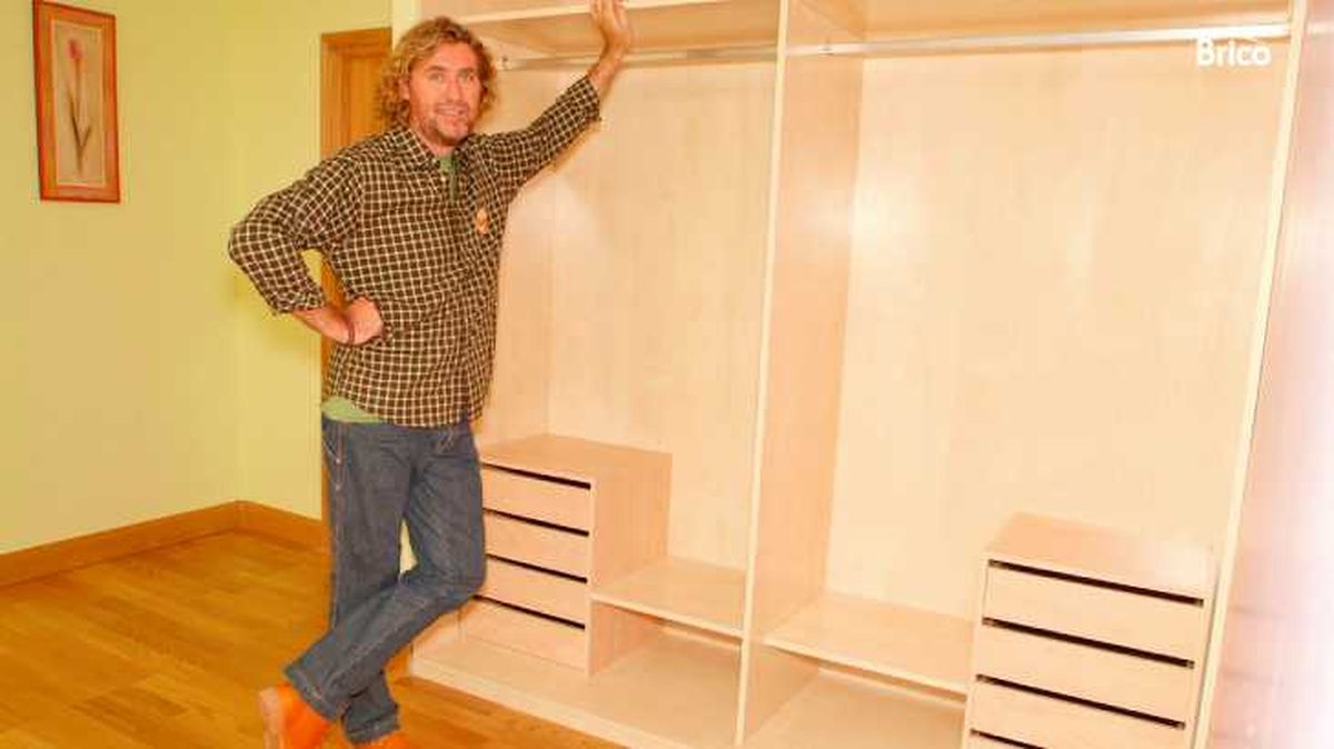 Kristian Pielhoff tras hacer el interior de un armario empotrado