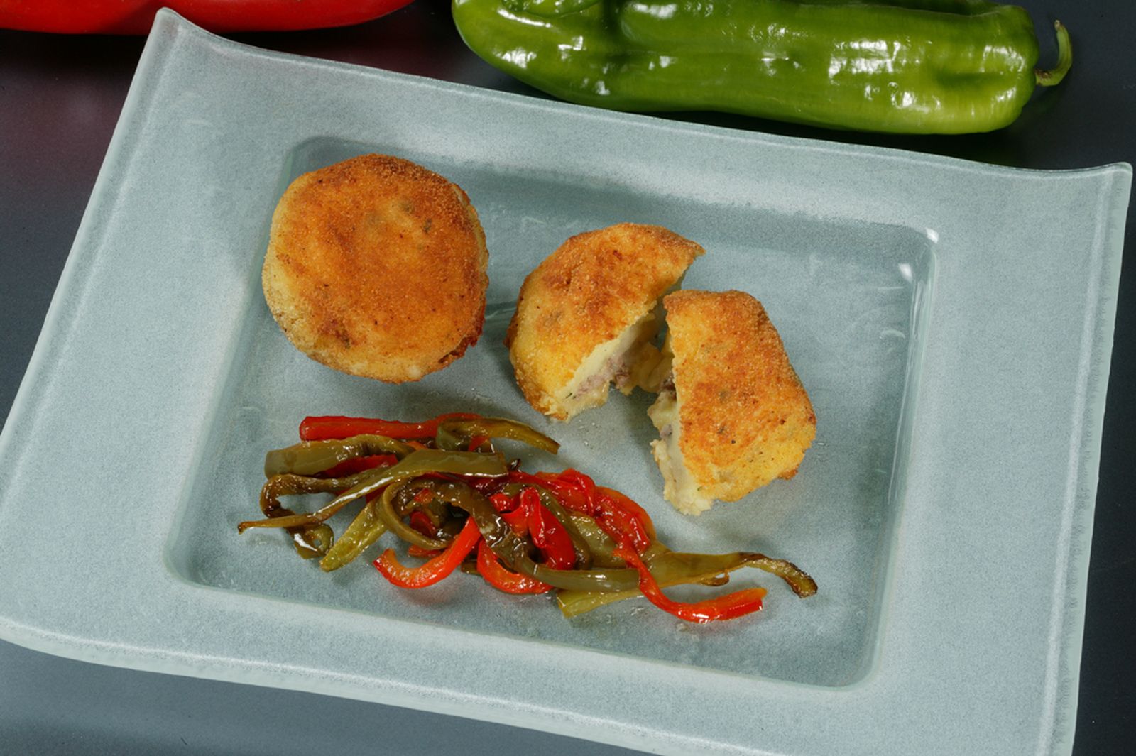 Bolas de patata rellenas de carne y queso