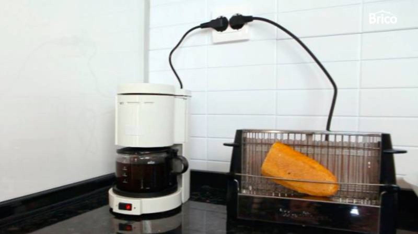 Enchufes en la pared de la cocina