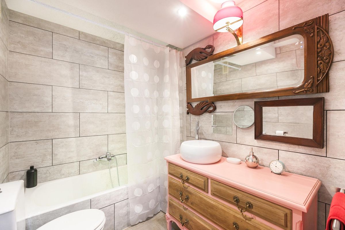 Actualizar la decoración del baño con revestimiento