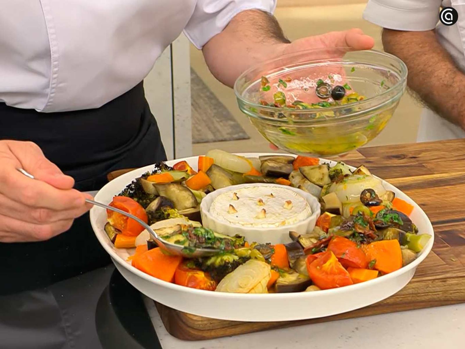 Aliña las verduras asadas y sirve