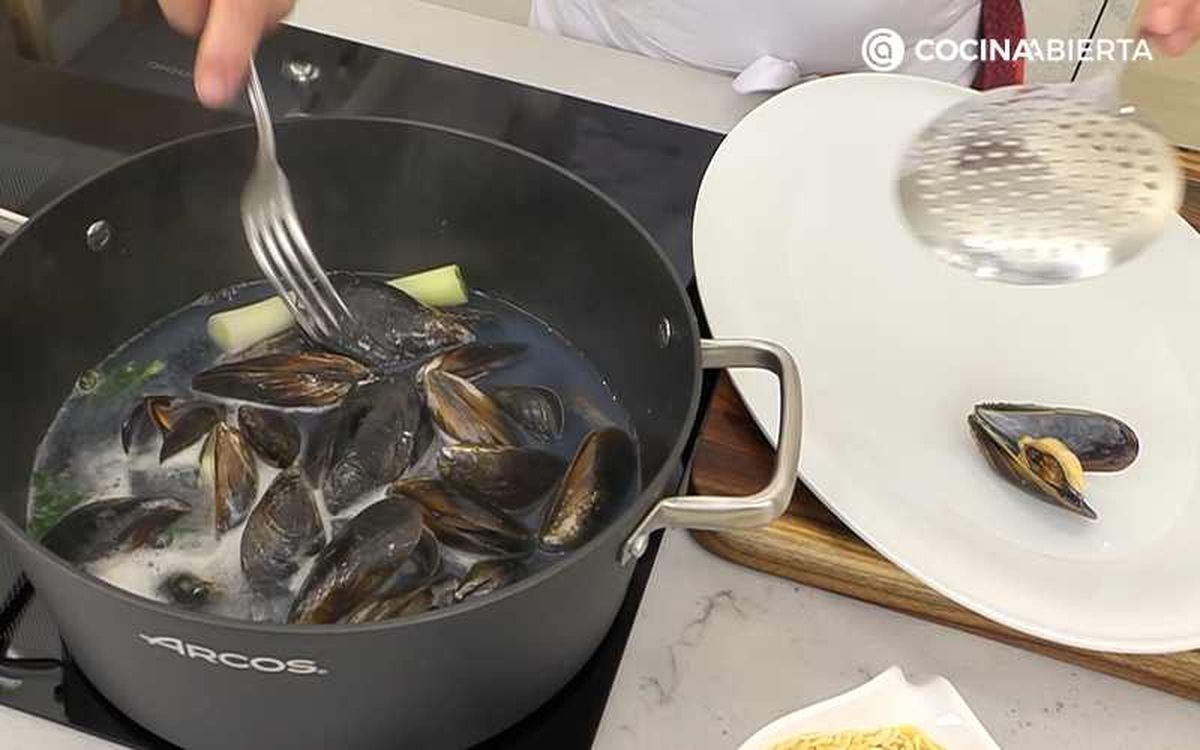 A medida que se abran, colócalos en una fuente.