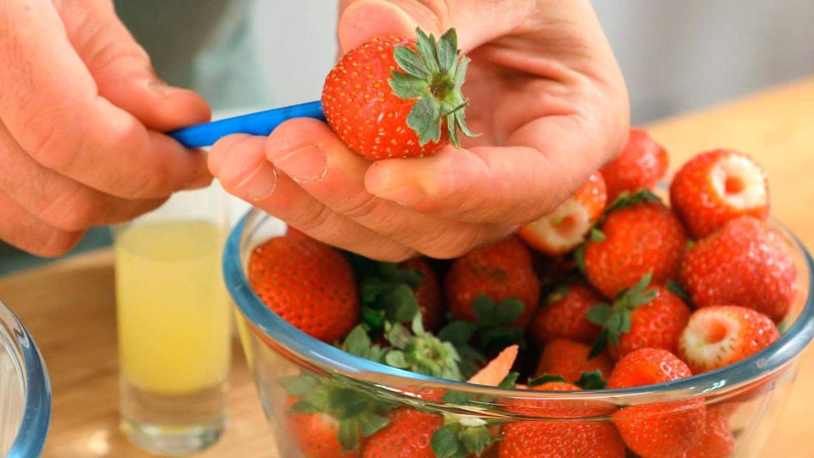 Técnica cómo quitar el tallo a las fresas con una pajita