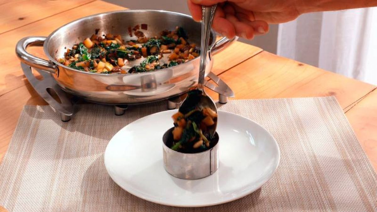 Espinacas salteadas con manzana, piñones y pasas   Paso 5