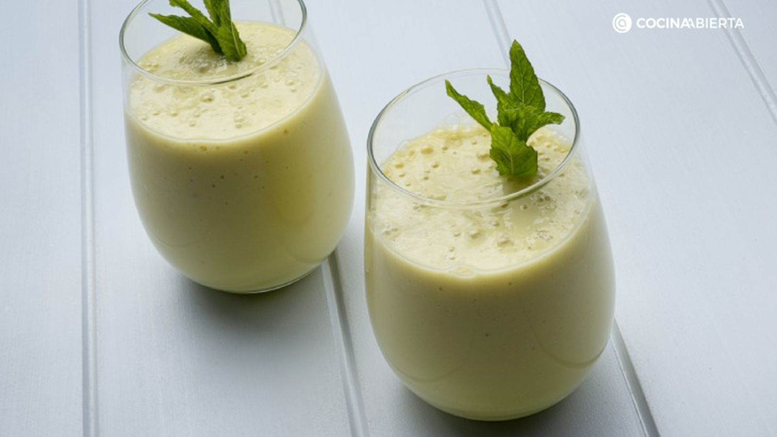 Batido casero de aguacate, plátano y piña, de Karlos Arguiñano