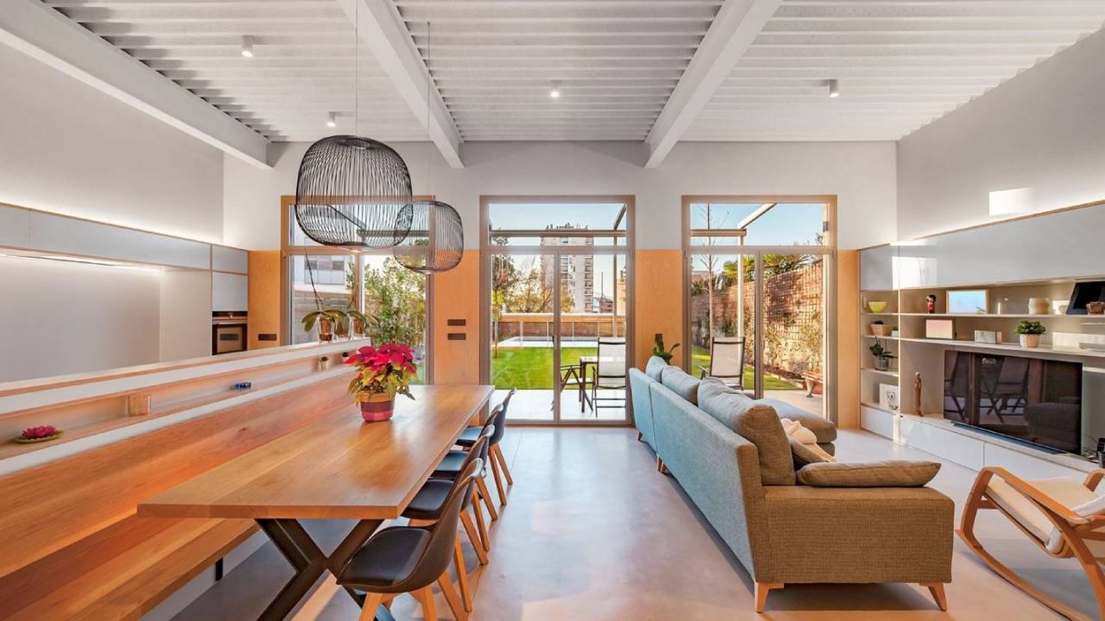 Salón comedor de una casa entre medianeras.